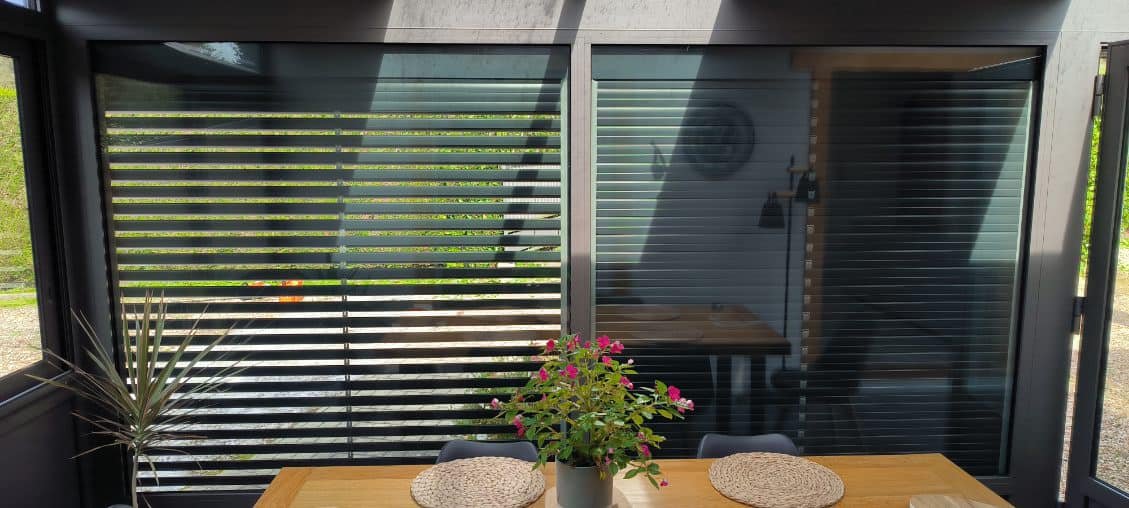 Volets roulants à lames orientables